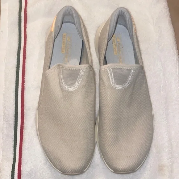 New balance, beige,/Tan slip On Sneakers size 9 - Picture 3 of 11